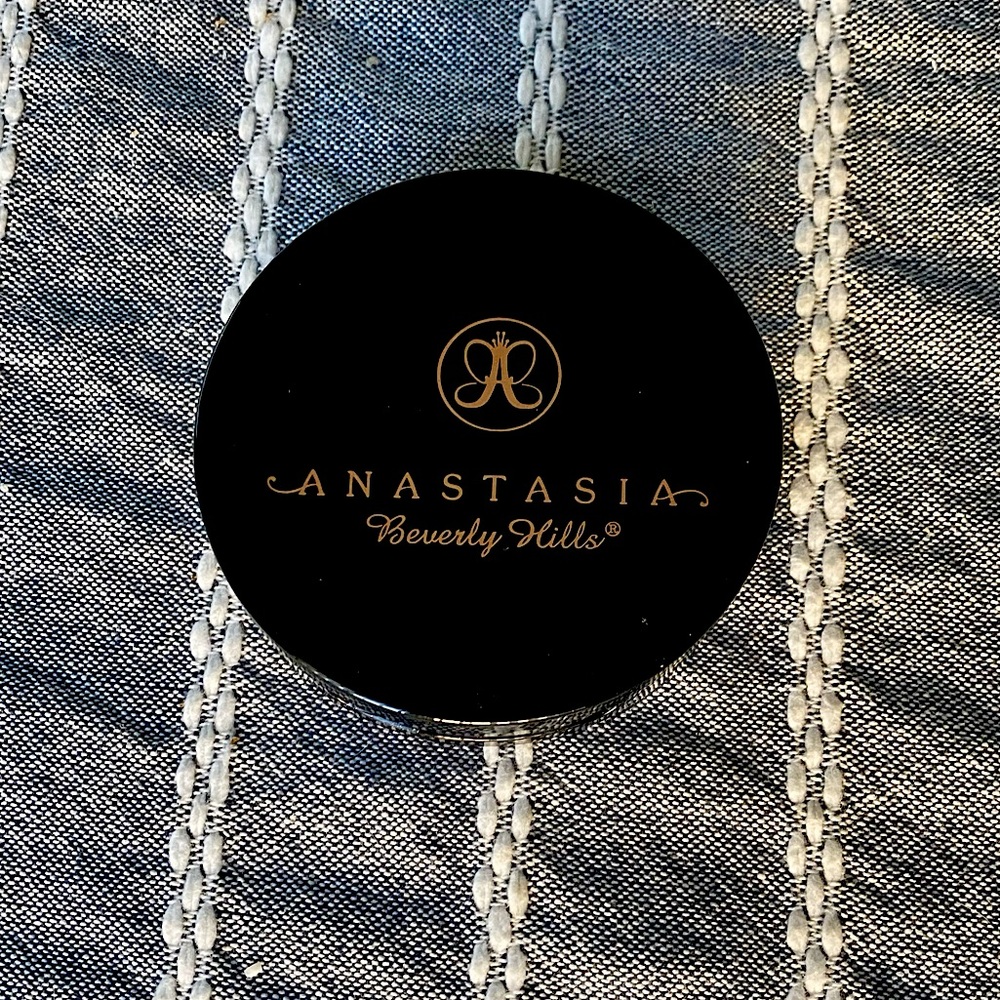 Anastasia Beverly Hills Compact Highlighter ✨